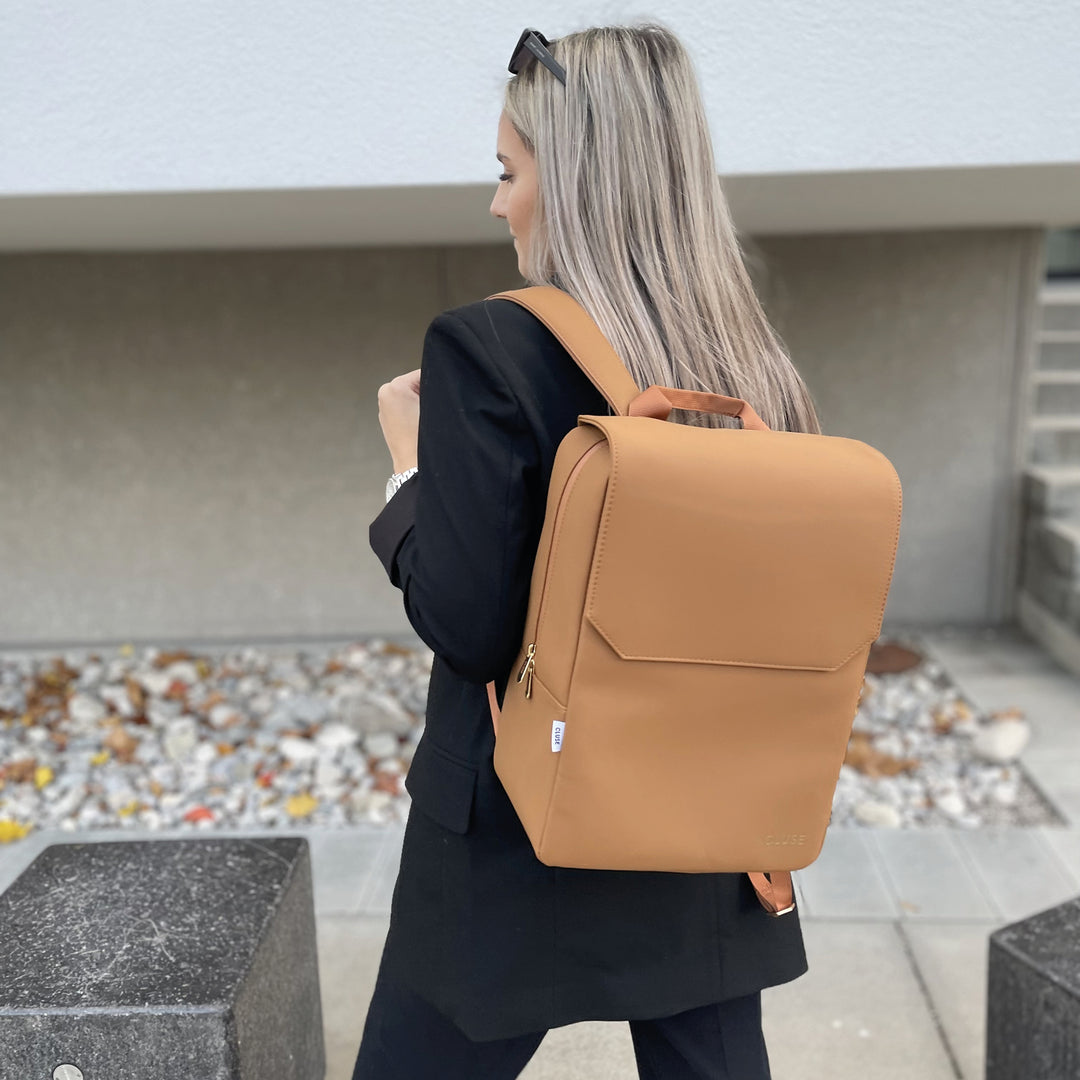 Sac à dos Cluse 38x28x12cm 9,6L LE REVERSIBLE BORDEAUX BEIGE, GOLD pas cher Sac à dos Cluse 38x28x12cm 9,6L LE REVERSIBLE BORDEAUX BEIGE, GOLD pas cher