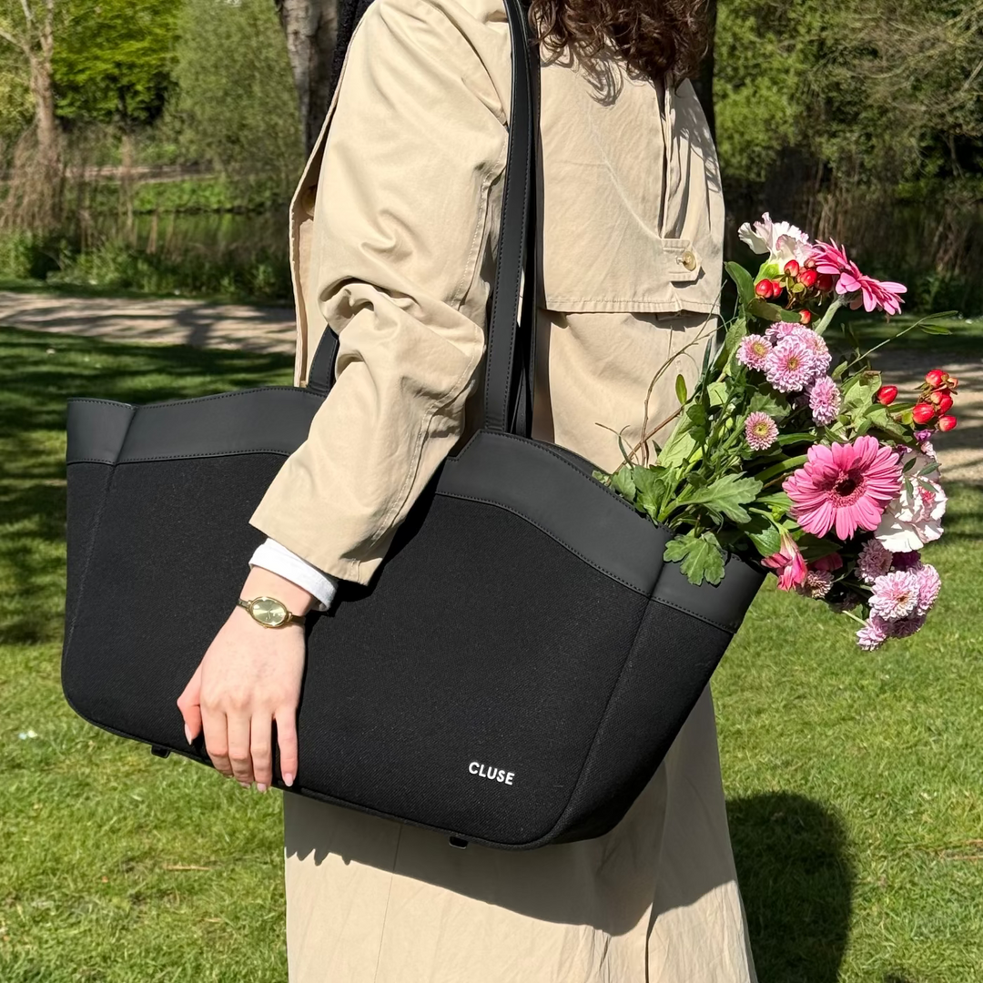 CLUSE Tote bag, Full Black Colour CX15403 - Tote bag on model