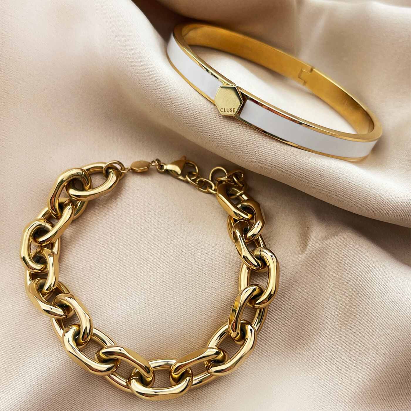 Gold Bracelets for Women - Lane Woods 14k Gold Plated Chunky Thick Large  Link Chain Bracelet, 7 Inch, Metal : Amazon.sg: Fashion
