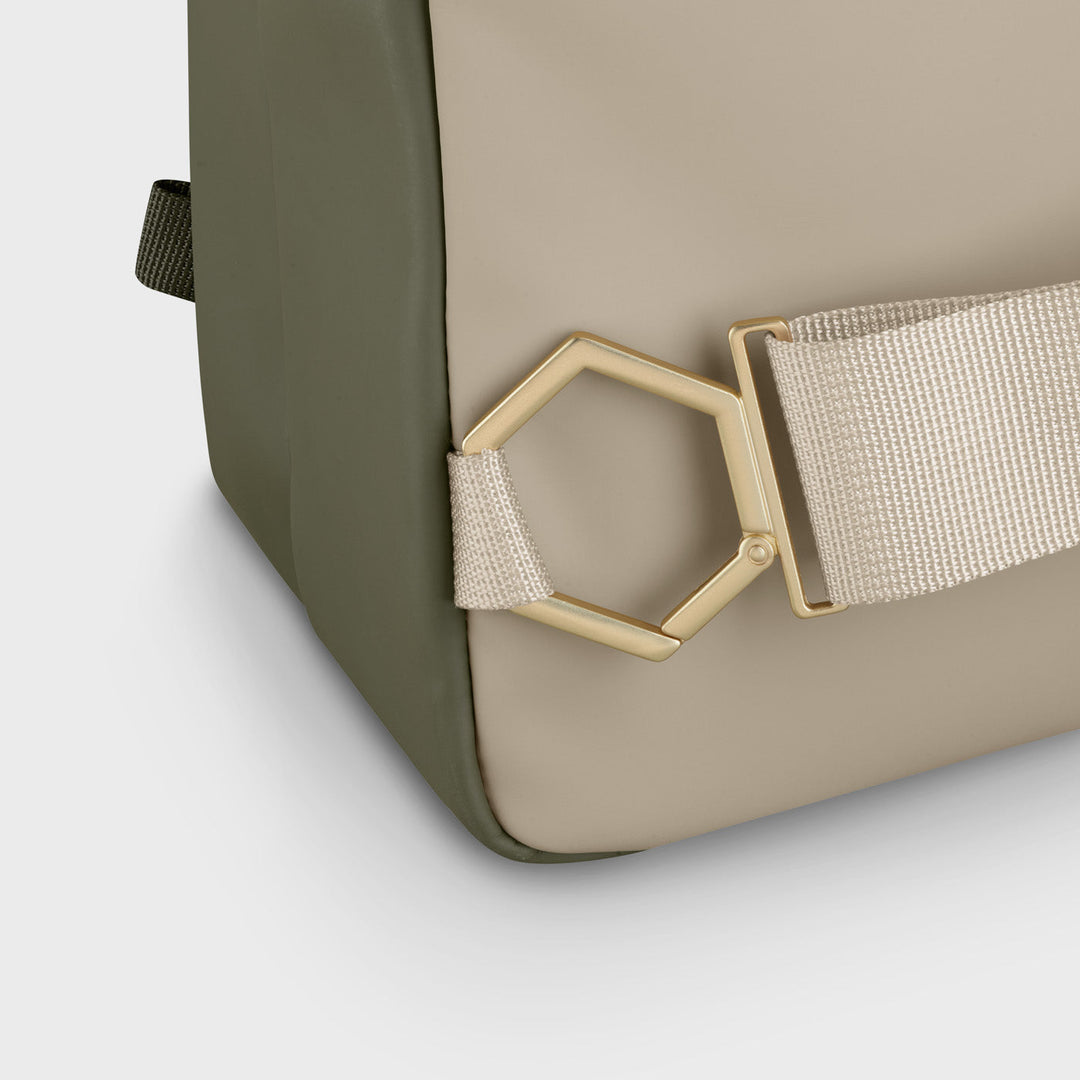 Réversible Backpack, Dark Green Moss, Gold Colour CX03503 - Backpack shoulder Strap detail