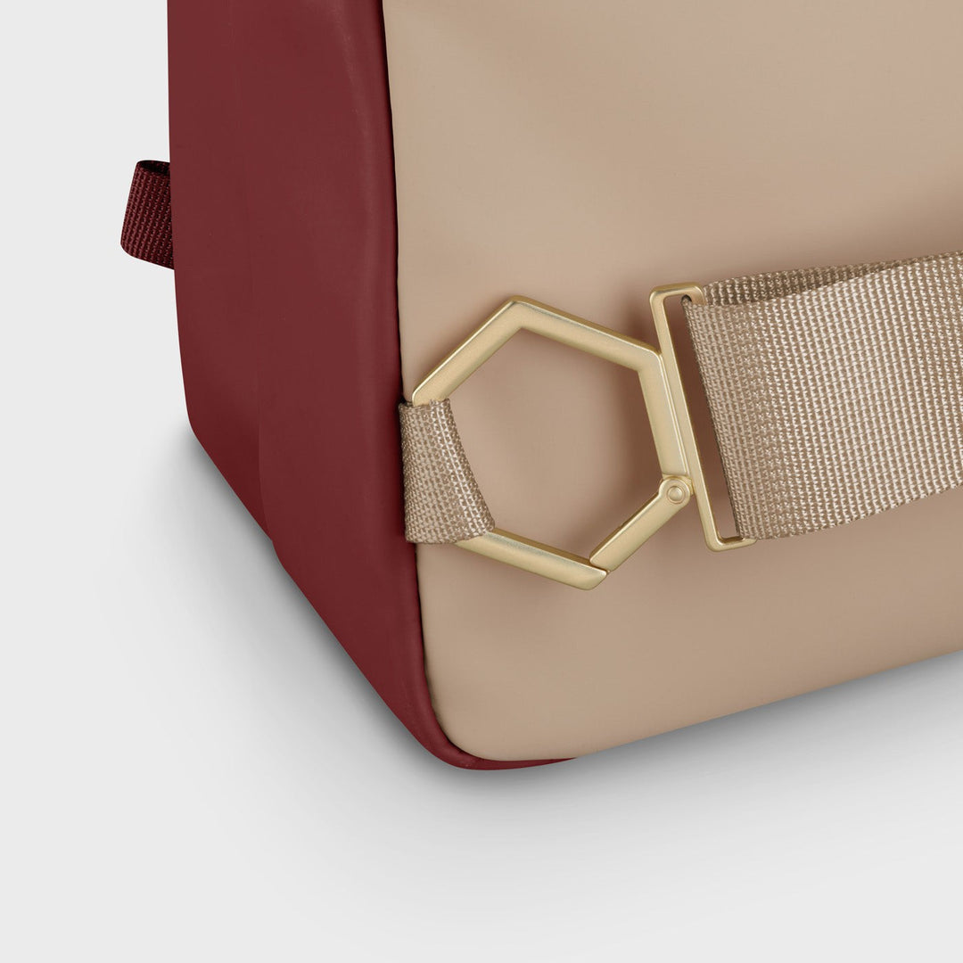 CLUSE Le Réversible Bordeaux/Beige CX03507 - Backpack shoulder strap detail
