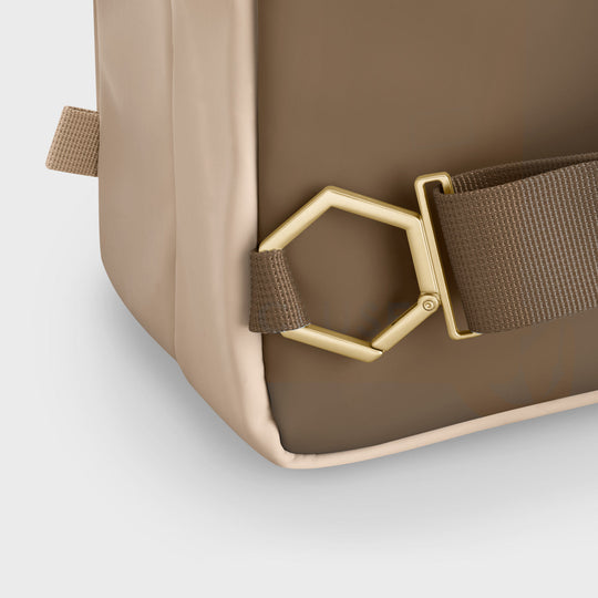 CLUSE Le Réversible Beige/Dark Brown CX03509 - Backpack shoulder strap detail