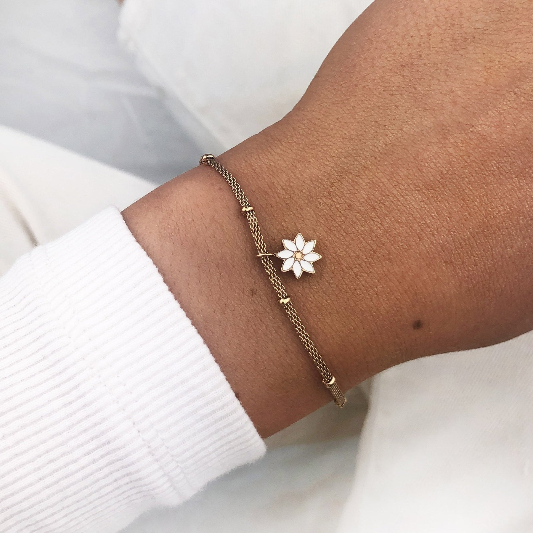 Amazon.com: YOOESTORES82 Pearl White Daisy Flower Bracelet,Cute Little Daisy  Bracelets for Women Girl Flowers Chain Bracelet Wedding Jewelry Gifts  (Color): Clothing, Shoes & Jewelry