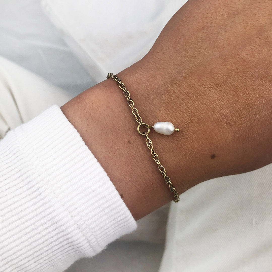 CLUSE Essentielle Twisted Chain with Pearl Bracelet Gold Colour CB13331 - bracelet on wrist